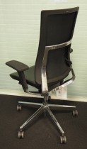 Profim Violle kontorstol i sort skinnimitasjon / sort mesh, polert aluminium fotkryss, høy rygg og armlene, pent brukt