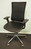 Profim Violle kontorstol i sort skinnimitasjon / sort mesh, polert aluminium fotkryss, høy rygg og armlene, pent brukt