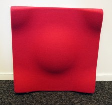 Dekorative, akustiske veggplater for støydemping i kontormiljøer fra Offecct, modell Soundwave® Swell, 60x60cm, dyp rosa, pent brukt