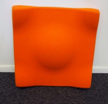 Dekorative, akustiske veggplater for støydemping i kontormiljøer fra Offecct, modell Soundwave® Swell, 60x60cm, orange, pent brukt