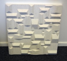 Dekorative, akustiske veggplater for støydemping i kontormiljøer fra Offecct, modell Soundwave® Village, 60x60cm, offwhite, pent brukt
