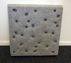 Dekorative, akustiske veggplater for støydemping i kontormiljøer fra Offecct, modell Soundwave® Luna, 60x60cm, mørk grå, pent brukt