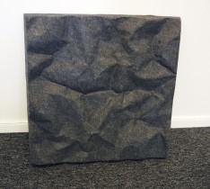 Dekorative, akustiske veggplater for støydemping i kontormiljøer fra Offecct, modell Soundwave® Scrunch, 60x60cm, mørk grå, pent brukt