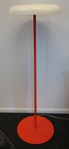 Stålampe fra Örsjö Belysning, modell Mushroom, design: Matti Klenell, høyde 138cm, oransje base, hvit skjerm, pent brukt