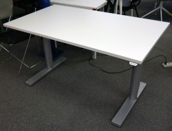 Kinnarps T-serie elektrisk hevsenk skrivebord 140x80cm i hvitt / grått, pent brukt understell med ny plate