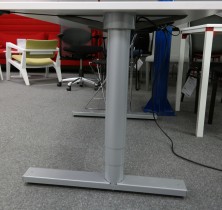 Kinnarps T-serie elektrisk hevsenk skrivebord 140x80cm i hvitt / grått, pent brukt understell med ny plate