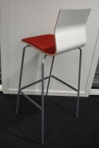 Barkrakk / barstol fra Materia, modell Adam i hvitt med rødt sete og grått understell, 78cm sh, KUPPVARE