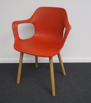 Vitra Hal Armchair konferansestol / kantinestol i terracotta farget plast, ben i eik, design:Jasper Morrison, pent brukt