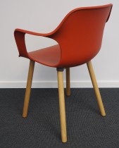 Vitra Hal Armchair konferansestol / kantinestol i terracotta farget plast, ben i eik, design:Jasper Morrison, pent brukt
