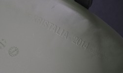 Kristalia Sharky barstol i mørk grønn / ben i eik, sittehøyde 66cm, brukt