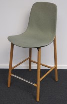 Kristalia Sharky barstol i mørk grønn / lyst grønt stoff / ben i eik, sittehøyde 66cm, brukt