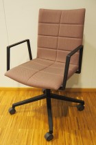 Lekker konferansestol på hjul i lilla stoff / sort, Lammhults Archal, pent brukt
