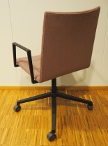Lekker konferansestol på hjul i lilla stoff / sort, Lammhults Archal, pent brukt