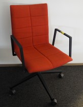 Lekker konferansestol på hjul i oransje remix-stoff / sort, Lammhults Archal, pent brukt