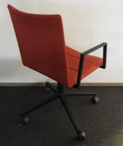 Lekker konferansestol på hjul i oransje remix-stoff / sort, Lammhults Archal, pent brukt