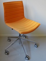 Arper Catifa 46 konferansestol på hjul, trukket i oransje stoff, understell i krom, pent brukt