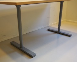 Skrivebord i bjerk / grå fra Martela, 160x80cm, pent brukt