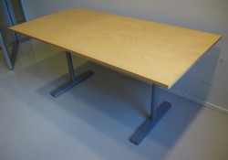 Skrivebord i bjerk / grå fra Martela, 160x80cm, pent brukt