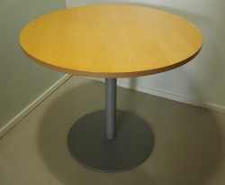 Lite, rundt møtebord fra Martela, plate i bjerk / ben i grått, Ø=85cm, H=73cm, pent brukt