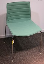 Arper Catifa 46 konferansestol i lyst sjøgrønt stoff / ben i krom, pent brukt