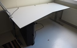 Skrivebord med elektrisk hevsenk fra Ragnars i hvitt / krom, 200x105cm, venstreløsning, pent brukt