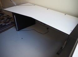 Skrivebord med elektrisk hevsenk fra Ragnars i hvitt / krom, 200x105cm, venstreløsning, pent brukt