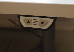 Skrivebord / hjørneløsning med elektrisk hevsenk fra Martela i hvitt / grått, 200x240, venstreløsning, pent brukt