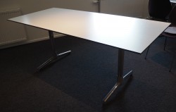 NEXT kompakt møtebord / kantinebord / skrivebord i hvitt med grå kant fra ForaForm, 180x80cm, pent brukt