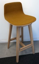 Barkrakk / barstol i sennepsgult remix-stoff / eik fra Alki, modell Kuskoa, sittehøyde 66cm, pent brukt