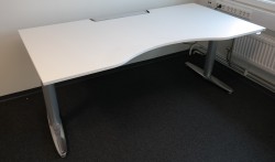 Kinnarps T-serie elektrisk hevsenk skrivebord 180x90cm i hvitt, mavebue, pent brukt