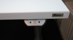 Kinnarps T-serie elektrisk hevsenk skrivebord 180x90cm i hvitt, mavebue, pent brukt