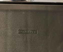 Lammhults konferansestol i sort mikrofiber / krom, Spira-serie, armlener, noe kosmetisk småtteri
