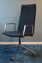 Lekker konferansestol på hjul i mørkt blått remix-stoff / polert aluminium, Lammhults Archal med høy rygg, pent brukt