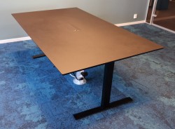Møtebord i sort linoleum / sortlakkert metall fra Dencon, 190x110cm, kabelluke, 6-8 personer, pent brukt