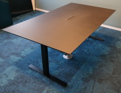 Møtebord i sort linoleum / sortlakkert metall fra Dencon, 190x110cm, kabelluke, 6-8 personer, pent brukt
