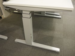 Skrivebord med elektrisk hevsenk i lys grå / grålakkert stål fra Steelcase, 120x80cm, pent brukt