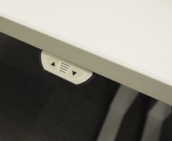 Skrivebord med elektrisk hevsenk i lys grå / grålakkert stål fra Steelcase, 120x80cm, pent brukt