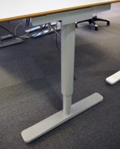 Skrivebord med elektrisk hevsenk fra Horreds, lys grå HPL / grålakkert metall, 180x90cm, pent brukt