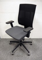 Profim Xenon Net kontorstol i mørkt grått stoff / sort mesh, sort kryss, høy rygg og armlene, pent brukt