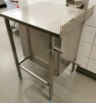 Liten benk / arbeidsbord med skuffer fra Metos i rustfritt stål, 60cm b, 65cm d, 9,50cm h, pent brukt