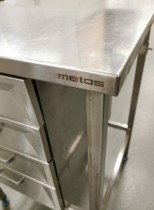 Liten benk / arbeidsbord med skuffer fra Metos i rustfritt stål, 60cm b, 65cm d, 9,50cm h, pent brukt