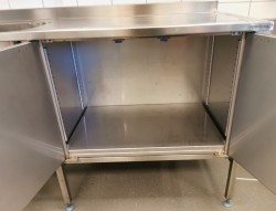 Arbeidsbenk fra Metos m/kum, skuffer og skapdører, rustfritt stål, 200cm b, 66cm d, 91,5cm h, pent brukt
