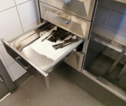 Arbeidsbenk fra Metos m/kum, skuffer og skapdører, rustfritt stål, 200cm b, 66cm d, 91,5cm h, pent brukt