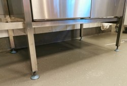 Arbeidsbenk fra Metos m/kum, skuffer og skapdører, rustfritt stål, 200cm b, 66cm d, 91,5cm h, pent brukt
