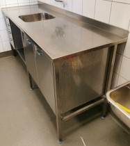 Arbeidsbenk fra Metos m/kum, skuffer og skapdører, rustfritt stål, 200cm b, 66cm d, 91,5cm h, pent brukt
