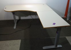 Skrivebord hjørneløsning med elektrisk hevsenk i lys grå med kant i eik fra Linak, 180x200cm, høyreløsning, pent brukt