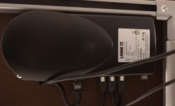 Skrivebord hjørneløsning med elektrisk hevsenk i lys grå med kant i eik fra Linak, 140x260cm, høyreløsning, pent brukt