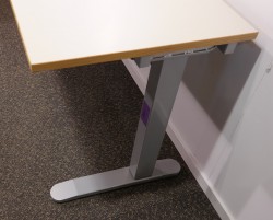 Skrivebord hjørneløsning med elektrisk hevsenk i lys grå med kant i eik fra Linak, 140x260cm, høyreløsning, pent brukt