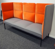 3-seter sofa / lounge i grått stoff / orange velur fra ForaForm, modell Senso med høy rygg / alkovesofa, bredde 194cm, pent brukt