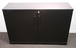 Kinnarps E-serie ringpermreol med dører i sort eikefiner, 120cm bredde, 80cm høyde, pent brukt